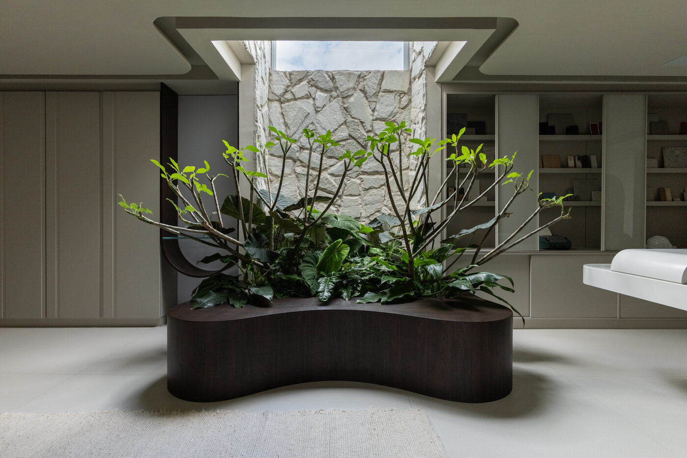 Recepção do escritório Casa Palse Arquitetura na Vila Mariana, São Paulo, com jardim escultural